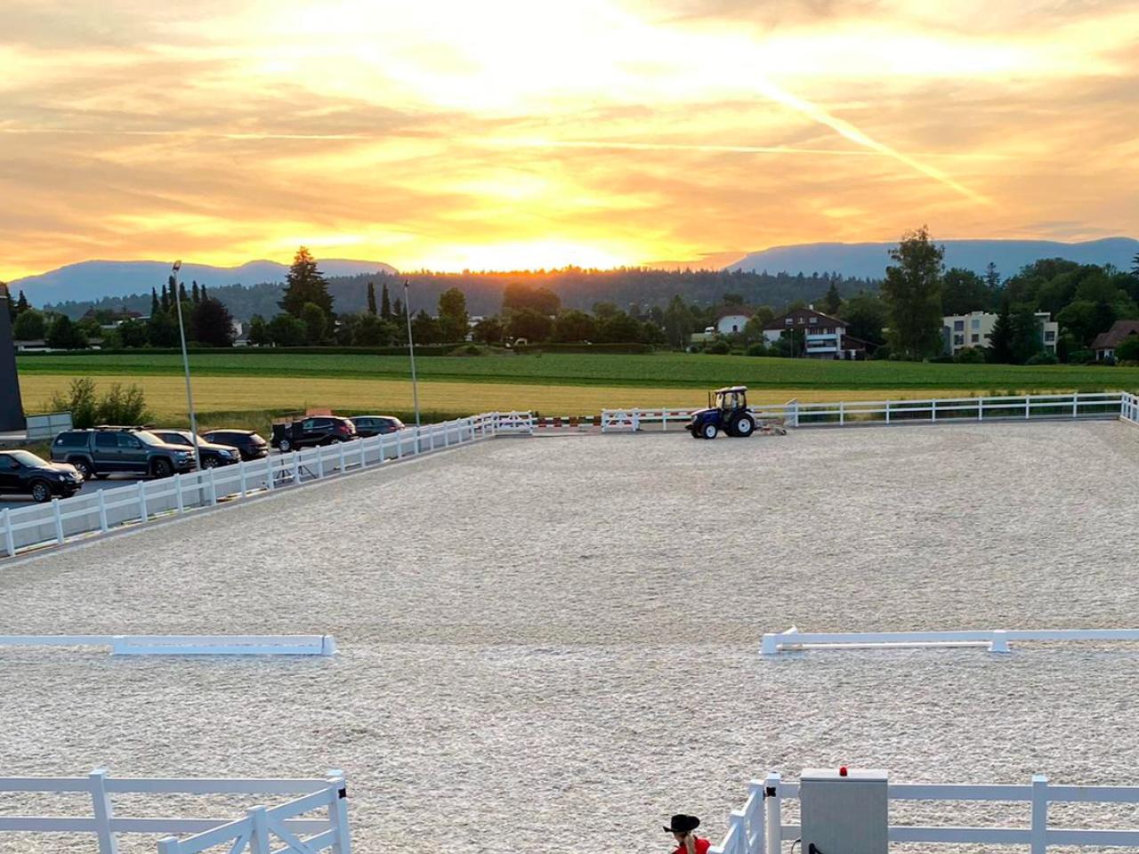 Aussenreitplatz mit Sonennuntergang